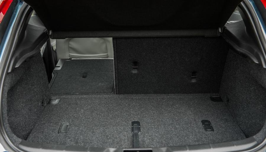  Volvo V40 2012 года  (фото 46 из 183)